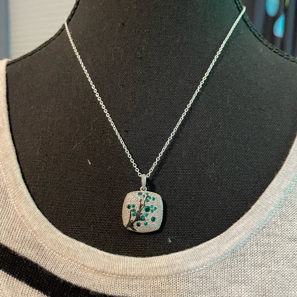 Chic Silver Necklace with Green Accents